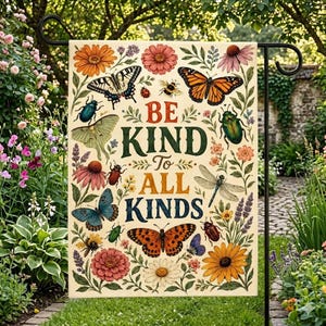 以下が含まれることがあります： 「BE KIND TO ALL KINDS」の文字と、蝶、蜂、甲虫、花などのカラフルなイラストが描かれた長方形のガーデンフラッグ。庭に設置された黒い金属製のスタンドに飾られています。