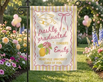 Spersonalizowana flaga ogrodowa na ukończenie studiów, tabliczka na podwórko z okazji ukończenia szkoły w 2026 roku, dekoracja z różową kokardką na ukończenie studiów, spersonalizowany prezent dla córki absolwenta studiów