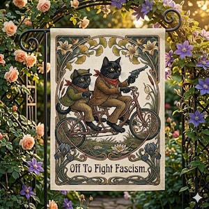 Puede incluir: Una bandera de jardín con dos gatos negros en bicicleta, uno con una pistola. La bandera tiene un borde de estilo Art Nouveau y el texto "Off To Fight Fascism."