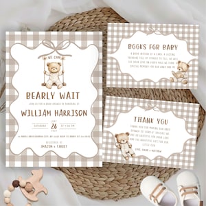 Op de afbeelding: Babydouche-uitnodigingsset met een teddybeerthema. De set bevat een uitnodiging, een kaart voor boeken en een bedankkaart. De uitnodiging luidt "Bearly Wait" en bevat de naam William Harrison, datum en tijd.