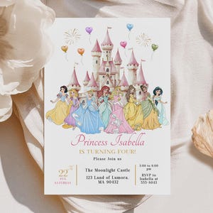 Op de afbeelding: Een witte uitnodigingskaart met een roze kasteel en verschillende prinsessen in kleurrijke jurken. De tekst luidt "Prinses Isabella wordt vier!" met evenementdetails en RSVP-informatie.