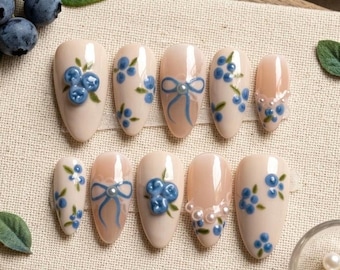 Amandelpers op de nagels, bosbes gebloemd cottagecore-ontwerp, zachte herbruikbare nepnagels in meisjesstijl