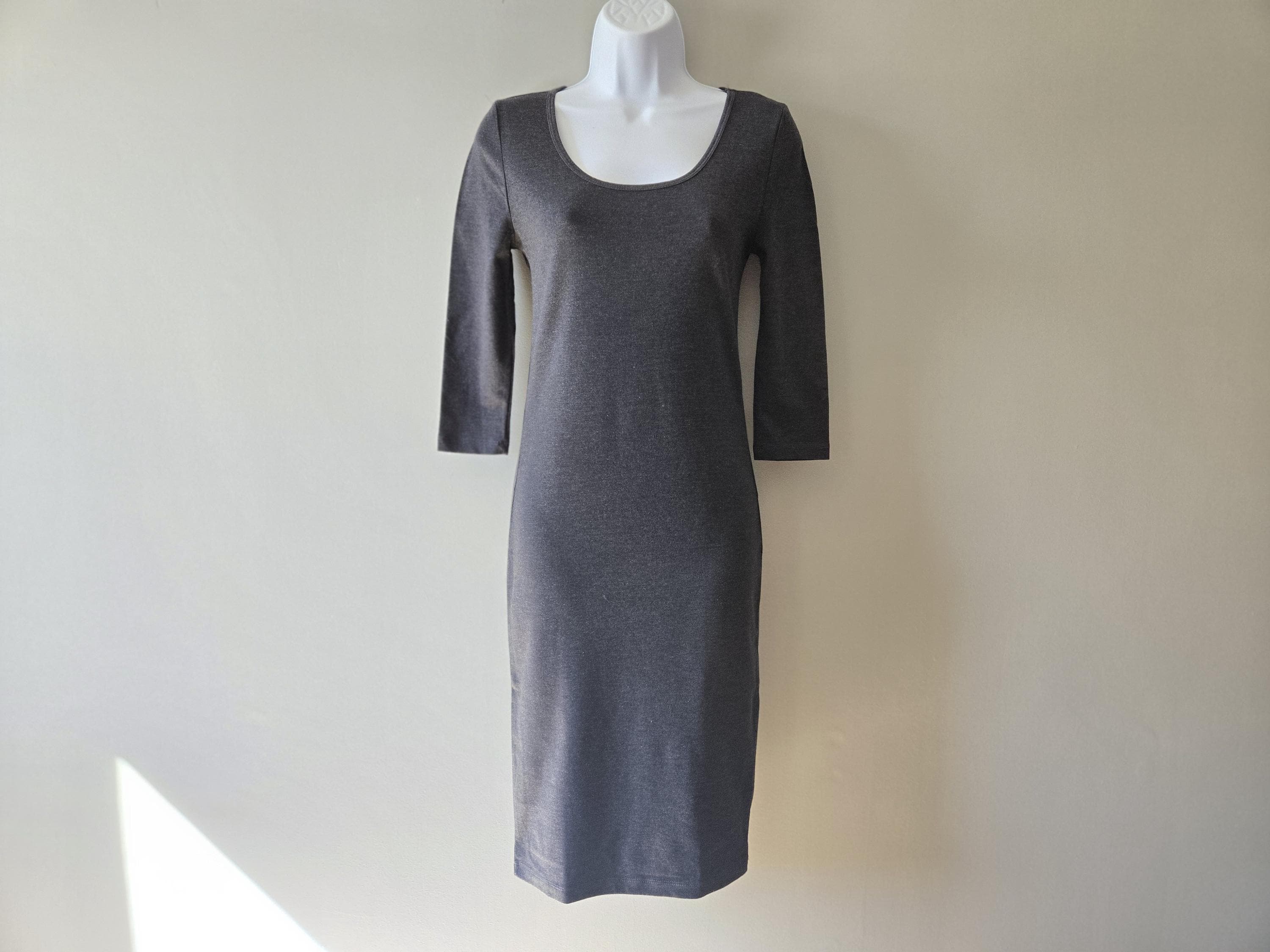 slim fit dress slacks ZARA. Textured gray midi dress. TM – Hibuy market