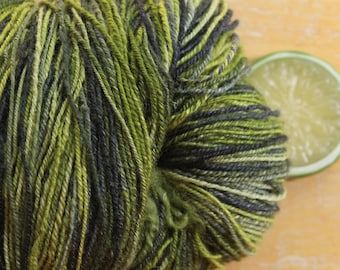 Handgesponnen garen Sport Weight, bfl wol zijdegaren met de hand geverfd, 3-draads garen, haakgaren, olijfgroen garen, getwijnd garen, luxegaren, breiwol