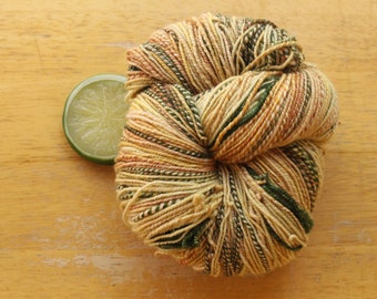 Filato verde foresta e giallo, filato di lana e seta, filato filato a mano, filato rosa, filato tinto a mano, filato sportivo, filato a 2 capi, filato Polwarth morbido