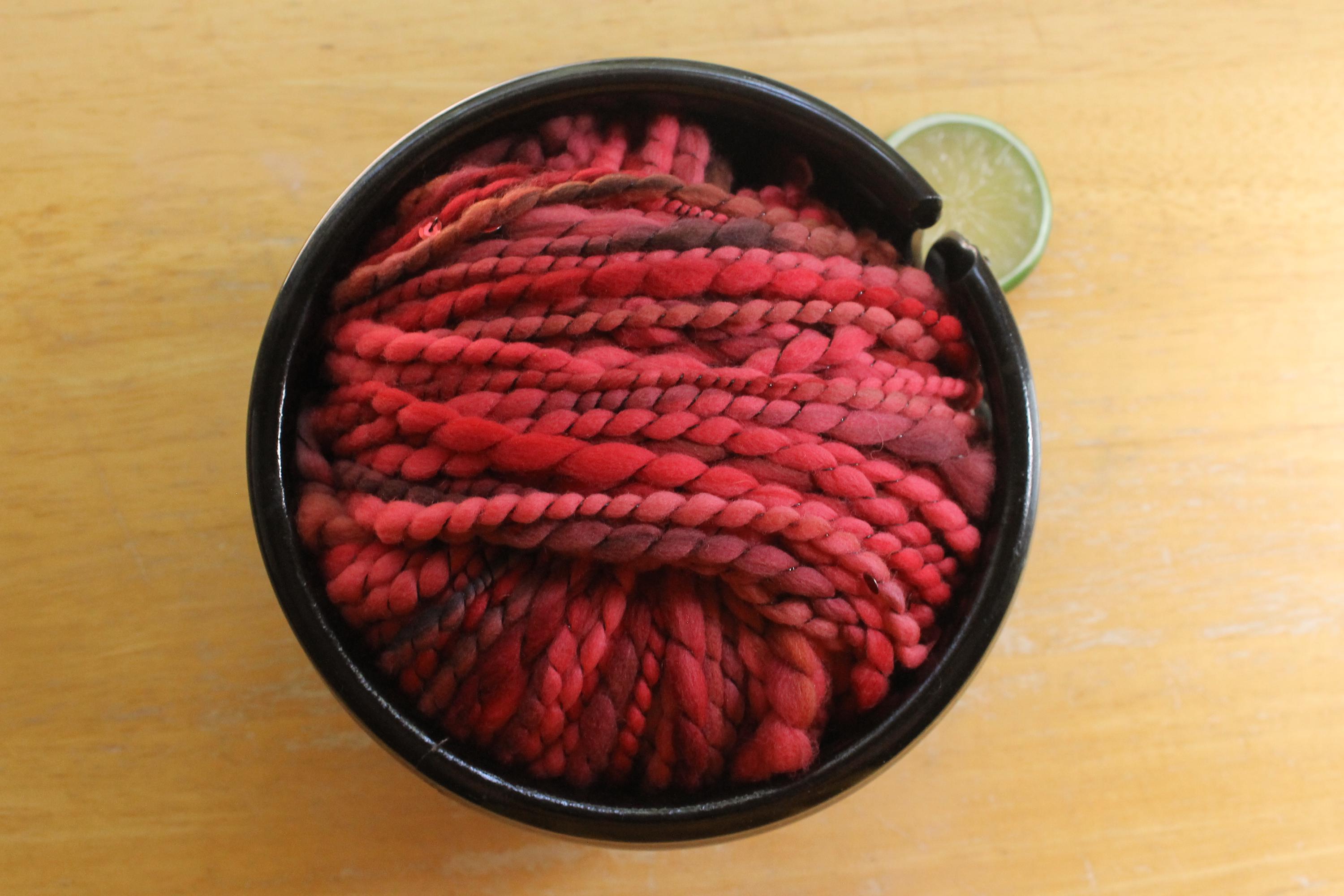 太い手紡ぎ糸、手染めメリノウール、スパンコール糸（赤）、チャンキー