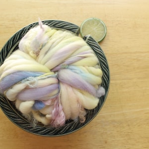 Lockiges Garn zum Stricken, Handgesponnene dicke und dünne Wolle, pastellgelbes Garn, Baby Garn, handgefärbtes Garn, Merinowolle