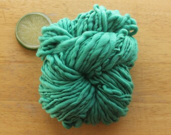 Emerald Green Yarn, Bulky Handspun Yarn, Chunky Merino Wool Yarn, Crochet Yarn, Knitting Wool, Weaving Yarn, Homespun Yarn, Fat Yarn Soft