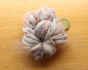 Krullend garen, superdik handgesponnen kunstgaren, dik en dun garen, handgeverfde merinowol, roze en wit garen, blush en grijs garen om te haken