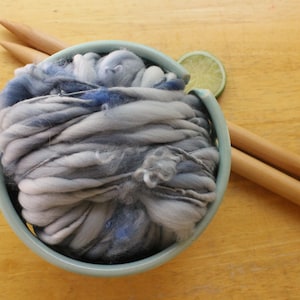 Blauw garen, kunstgaren, dik en dun gekruld garen, super volumineus garen, breiwol, weefgaren, handgeverfde merinowol, handgesponnen garen