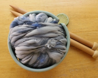 Blau Graues Garn, handgesponnenes Garn, dickes und dünnes Garn mit Locken, Lockengarn, Webgarn, handgefärbte Merinowolle, Lockengarn