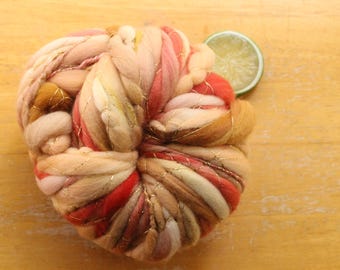 Blush garen, superdik handgesponnen kunstgaren, dik en dun garen, roze garen, handgeverfde merinowol, goudkleurig garen, uniek garen, handgemaakt zacht garen