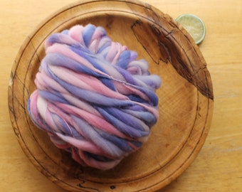 Handgesponnenes Garn, dickes und dünnes Garn, rosa und lila Garn, Lavendelgarn, handgefärbte Merinowolle, gehäkeltes Garn, Webgarn weich