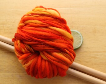 Oranje garen, rood garen, dik en dun garen, handgesponnen garen, dik haakgaren, breiwol, Superwash Merino garen, herfstgaren, goudgaren