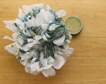 Bruiloftsgaren, handgesponnen kunstgaren, blauw wollen kamgaren, sprankelend garen, groen en wit garen, uniek garen, merinozijde garen bloemen