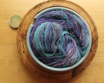 Handgesponnen garen, Laceweight garen, roze garen, lavendelgaren, babyblauw garen, merinozijdegaren, sprankelend garen, kantgaren, breiwolgaren zacht