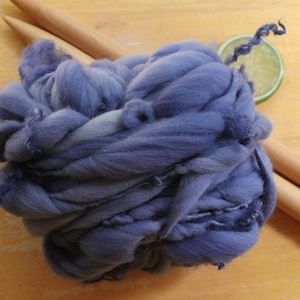 Donkerblauw garen, krullend garen voor breien, handgesponnen kunstgaren, dik en dun garen, super volumineus garen merino, indigo garen, grof garen met de hand geverfd