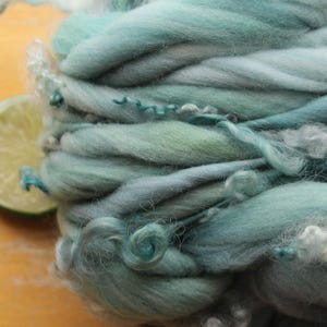 Blauwgroen garen, krullend garen dik en dun, volumineus handgesponnen kunstgaren, weefgaren, blauw en groen garen, handgeverfd garen, merinogaren, pastelgaren