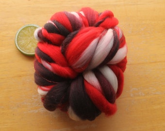 Fios grossos e finos fiados à mão, fios vermelhos e pretos, lã merino superwash, fios superfinos, fios super volumosos, fios para crochê, fios brancos