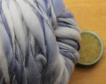 Fil à denim, fil épais et fin, fil bleu, fil de laine filé à la main, fil de laine mérinos volumineux teint à la main, gros fil, cadeau tricoteur, fil peluche