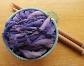 Dickes und dünnes Garn, violettes Garn, lockiges Garn, handgesponnenes Garn mit Locken, Webgarn, handgefärbte Merinowolle, superdickes Kunstgarn, handgefertigt