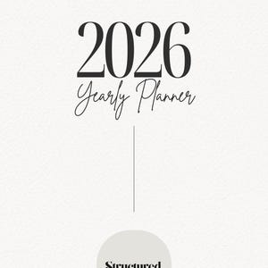 以下が含まれることがあります： 2026年版の年間プランナーのミニマリストデザイン。表紙には、太字の黒いフォントで2026年と、繊細な筆記体で「Yearly Planner」の文字が記されています。細い線が「Structured. Studio.」と書かれた円形のロゴにつながっています。