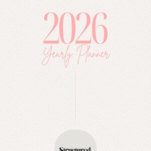 以下が含まれることがあります： テクスチャ加工されたオフホワイトの背景に、淡いピンク色の2026年版年間プランナーのデザイン。 「2026 Yearly Planner」の文字はソフトピンク色です。 薄いピンク色の縦線がテキストと「Structured. Studio.」の文字が入ったグレーの円を繋いでいます。