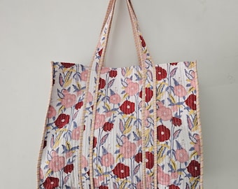 Grote gewatteerde draagtas met bloemen: handgemaakte katoenen schoudertas met blokprint, boho-strandtassen
