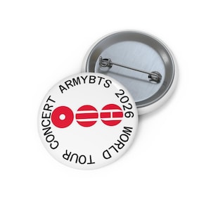 以下が含まれることがあります： 白い缶バッジ、金属ピン付き。 バッジには、赤と白のグラフィックの周りに円を描くように「CONCERT ARMYBTS WORLD TOUR 2026」という文字が書かれています。 バッジは丸く、光沢のある金属の裏側が付いています。