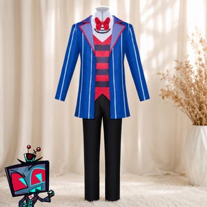 Peut inclure: Un ensemble de costume comprenant un blazer bleu à rayures verticales blanches avec des revers rouges, un gilet à rayures horizontales rouges et noires, un nœud papillon rouge et un pantalon noir. Un personnage de dessin animé est visible.