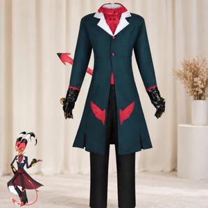 Peut inclure: Un ensemble de costume comprenant un long manteau bleu sarcelle foncé avec des revers blancs, des accents rouges et deux boutons rouges. La tenue inclut un col montant rouge, un pantalon noir et des gants noirs. Une queue rouge pointue dépasse.