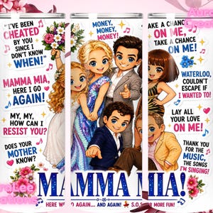 Puede incluir: Un vaso cilíndrico blanco con ilustraciones estilo caricatura de personajes y letras de canciones de Mamma Mia. El diseño incluye texto en rosa y azul, notas musicales y detalles florales. El texto dice Mamma Mia y varias letras.