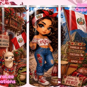 Puede incluir: Un vaso cilíndrico con un personaje de dibujos animados de pelo largo castaño, vistiendo un top blanco de hombros descubiertos con el texto PERU y vaqueros azules. El diseño incluye una bandera peruana, una llama blanca, una rana y letreros.