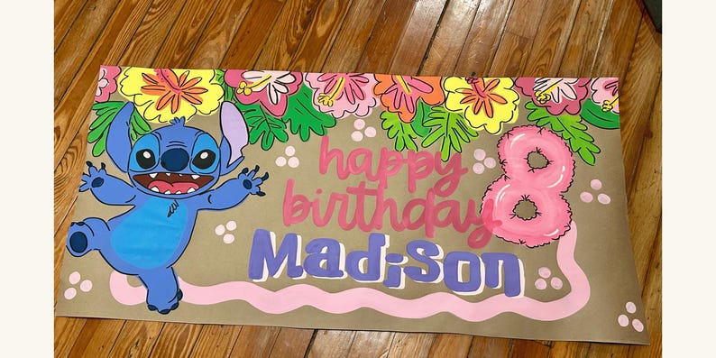 Puede incluir: Una pancarta de cumplea&ntilde;os pintada a mano con el personaje Stitch de Lilo & Stitch. La pancarta incluye el texto "happy birthday Madison" y un n&uacute;mero 8 rosa, con acentos florales coloridos.