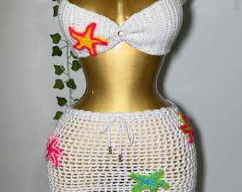 Conjunto de bikini de crochet con aplique de estrella de mar y falda con flecos – Estilo playero veraniego