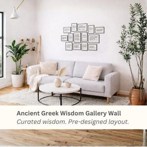 Peut inclure: Un salon moderne avec un canapé gris clair, une table basse ronde blanche et un mur de galerie de citations encadrées. La pièce est décorée de plantes et de coussins aux tons neutres, créant une esthétique minimaliste. Le texte indique "Ancient Greek Wisdom Gallery Wall."