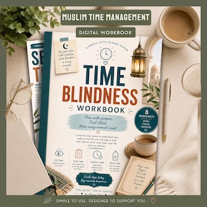 Op de afbeelding: Een digitaal werkboek getiteld Time Blindness Workbook met een crèmekleurige kaft, donkerblauwe en oranje tekst, een lantaarnillustratie en iconen. De kaft bevat de tekst Muslim Time Management, 8 Worksheets en diverse motiverende zinnen. Het wordt gepresenteerd met een pen, een kop koffie en een bril.