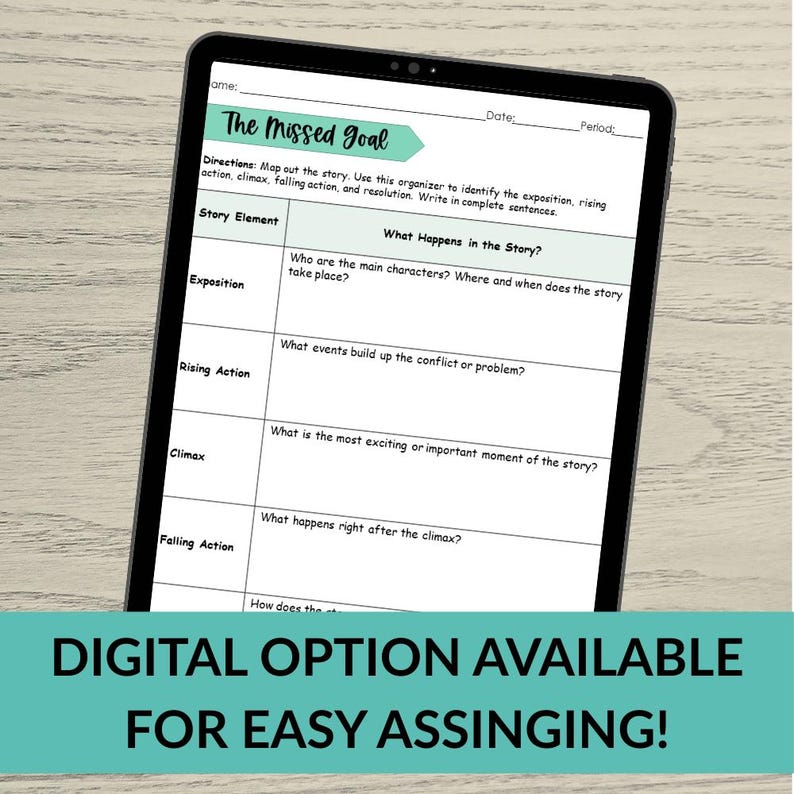 Pu&ograve; includere: Un tablet digitale mostra un organizzatore di elementi della storia intitolato "The Missed Goal". L'organizzatore include sezioni per l'esposizione, l'azione crescente, il culmine e l'azione calante. Il testo "DIGITAL OPTION AVAILABLE FOR EASY ASSINGING!" &egrave; in basso.