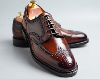 Handgemaakte bruine leren brogue oxfordschoenen: klassieke geklede vleugelschoenen