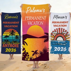 Può includere: Tre teli da mare con disegni di tramonti e la scritta "Rianna's PERMANENT VACATION Not My Problem ANYMORE 2026", "Paloma's PERMANENT VACATION" e "Maren's PERMANENT VACATION 2026". Gli asciugamani sono tenuti su una spiaggia.
