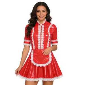 Può includere: Un vestito rosso con finiture in pizzo bianco e un grembiule abbinato. L'abito presenta maniche corte, colletto alto e zip frontale. La gonna è svasata e il grembiule ha una tasca.