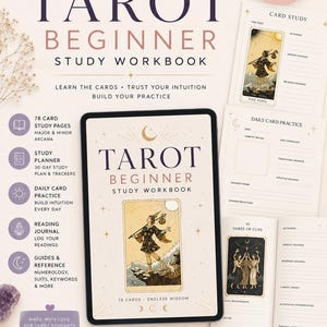 Op de afbeelding: Een digitale tablet met de cover van een Tarot Beginner Studie Werkboek met een afbeelding van de Dwaas, omringd door geprinte werkboekpagina's met sjablonen voor kaartstudie, dagelijkse oefeningen en een dagboek met tekst.