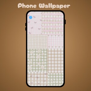 Może przedstawiać: Smartfon wyświetla tapetę na telefonie z patchworkowym wzorem. Tapeta zawiera mieszankę wzorów, w tym kratę vichy, kokardy i gwiazdy, w odcieniach różu, beżu i zieleni. U góry widnieje napis "Phone Wallpaper".