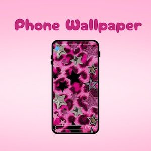 Pode incluir: Um smartphone exibe um papel de parede com estampa de leopardo rosa com estrelas pretas, prateadas e brilhantes. O telefone está em um fundo rosa, com as palavras "Phone Wallpaper" em script rosa acima.