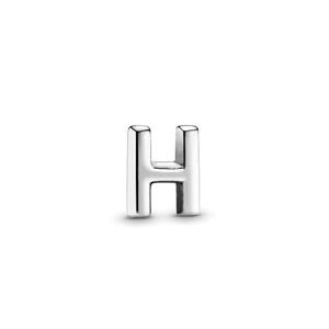Puede incluir: Un dije plateado brillante con la letra "H". La letra mayúscula tiene un diseño sencillo y cuadrado. El dije está hecho de metal liso y reflectante, sobre un fondo blanco.