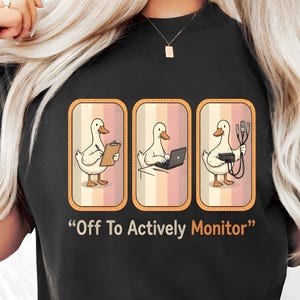 Puede incluir: Un juego de tres tazas de cerámica con acabado mate y moteado. Las tazas son de color crema, gris claro y gris oscuro. Cada taza tiene un diseño simple y minimalista.