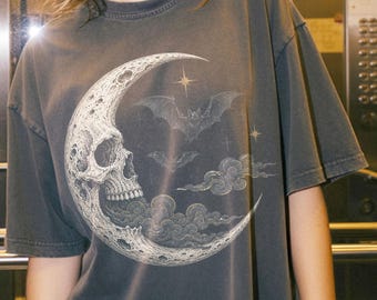 Maglietta con teschio e luna, maglietta con luna crescente da strega, maglietta gotica con scheletro, top per la notte di Halloween, regalo per la stagione spettrale di Comfort Colors