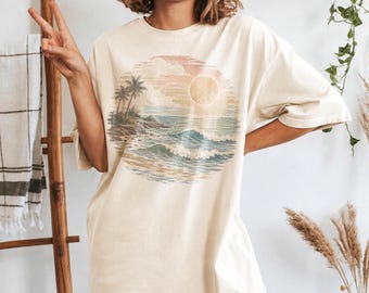 T-shirt vintage con stampa di sole e mare, t-shirt in stile surf anni '90, top retrò con orizzonte oceanico, regalo perfetto per una vacanza al mare, abbigliamento da spiaggia dai colori comodi.