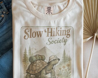 Maglietta Slow Hiking Club, maglietta vintage con grafica tartarugata, maglietta divertente per amanti della montagna, stile retrò da escursionista nella natura, colori confortevoli, regalo a tema natura