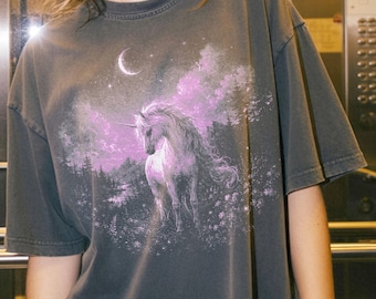 Maglietta retrò con unicorno celeste, t-shirt fantasy vintage estetica, maglietta grafica con cavallo della foresta mistica, colori confortevoli, regalo per amanti dei libri